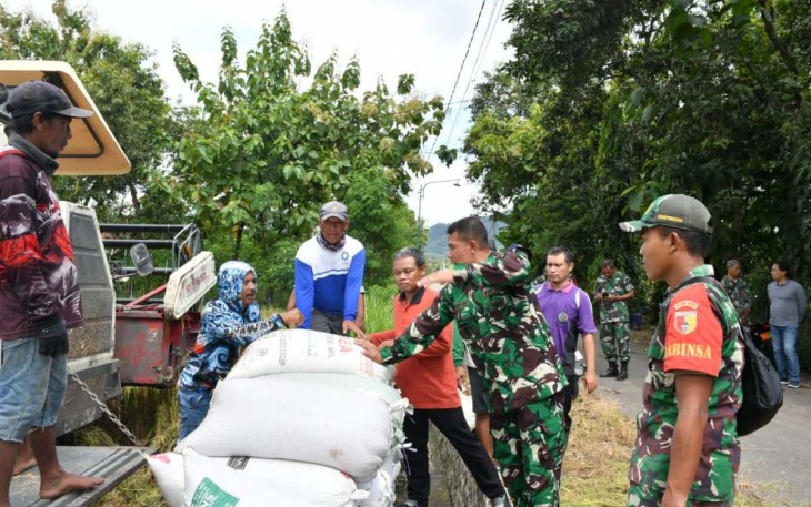 Dandim 0802/Ponorogo Letkol Inf Dwi Soerjono berdialog dengan petani 