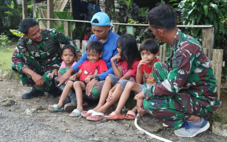 Senda gurau bersama anak-anak di lokasi TMMD 