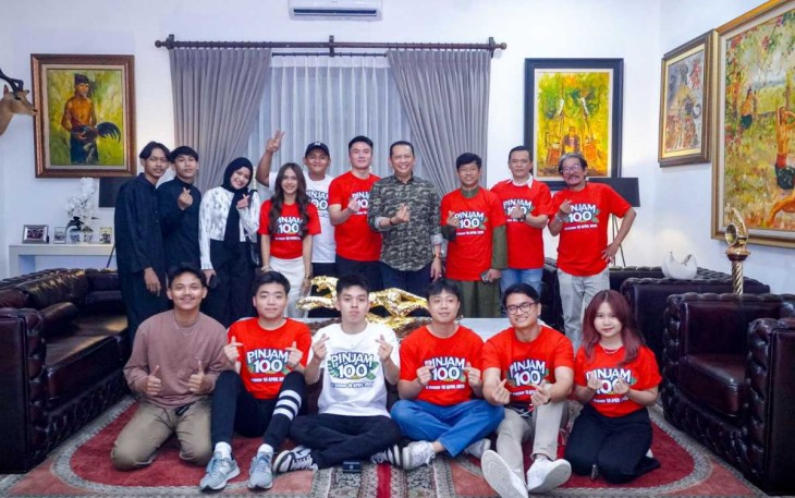 Bambang Soesatyo foto bersama pemain film Pinjam 100 The Movie di Jakarta, Minggu (9/3)