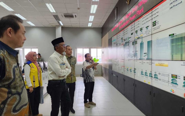 Menteri PU Dody Hanggodo saat menerima pemaparan di TPA Benowo Surabaya, Minggu (9/3)