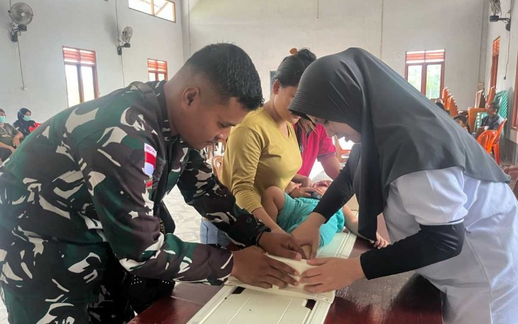 Posyandu balita bersama personel kesehatan satgas Yonzipur 5/ABW