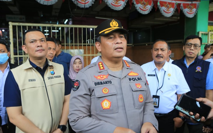 Kabid Humas Polda Jatim Kombes Dirmanto saat memberikan keterangan pers 