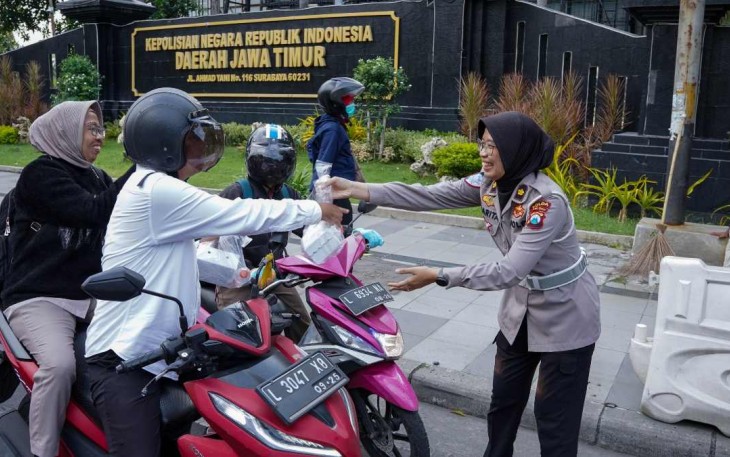 Berbagi takjil pengendara motor 
