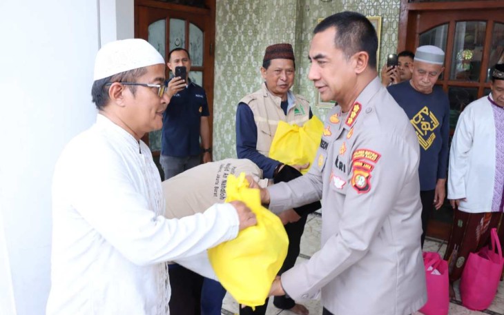 Kapolres Metro Jakbar Kombes Pol Twedi Aditya Bennyahdi memberikan bingkisan lebaran 