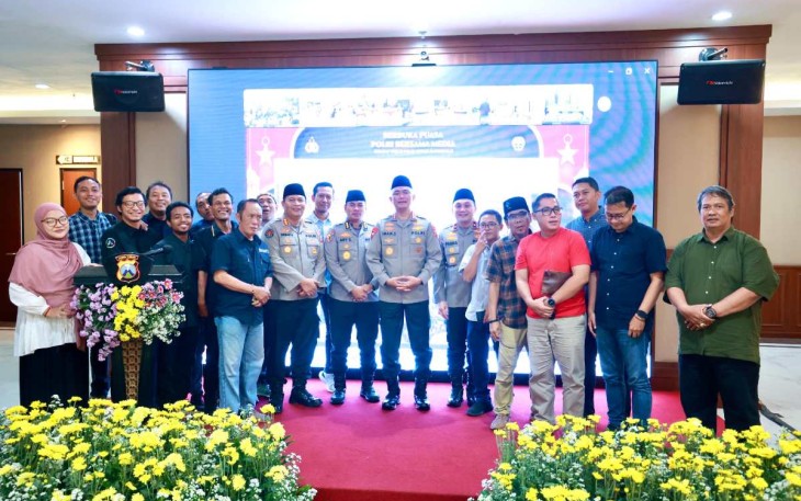 Kapolda Jatim Komjen Pol Imam Sugianto foto bersama awak media, Kamis (13/3)