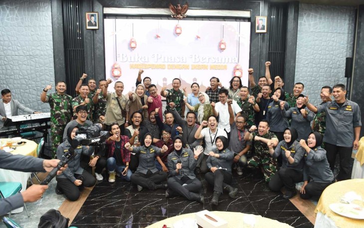 Kadispenad Brigjen TNI Wahyu Yudhana foto bersama awak media di Jakarta, Jum'at (14/3)