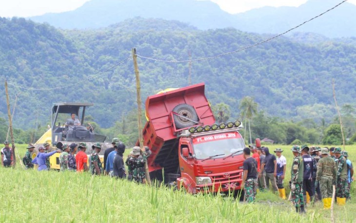 Dump truk angkut material TMMD Kodim Parepare 