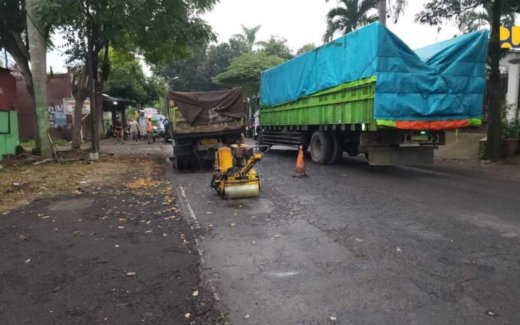 Perbaikan jalan di wilayah Jawa Timur 