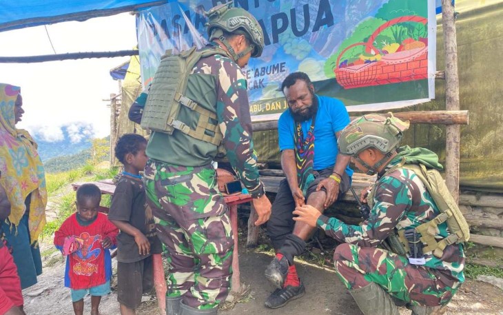 Pengobatan warga di pos TNI
