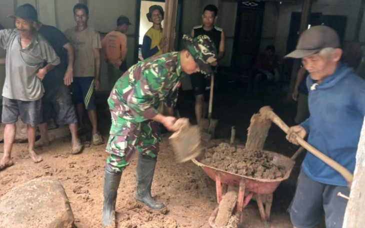 Bersihkan material longsor rumah warga binaan