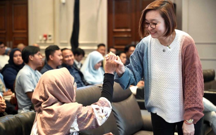 Wamenekraf Irene Umar saat menyalami peserta Kuliah Ramadan Mahir Digital di Jakarta, Minggu (16/3)
