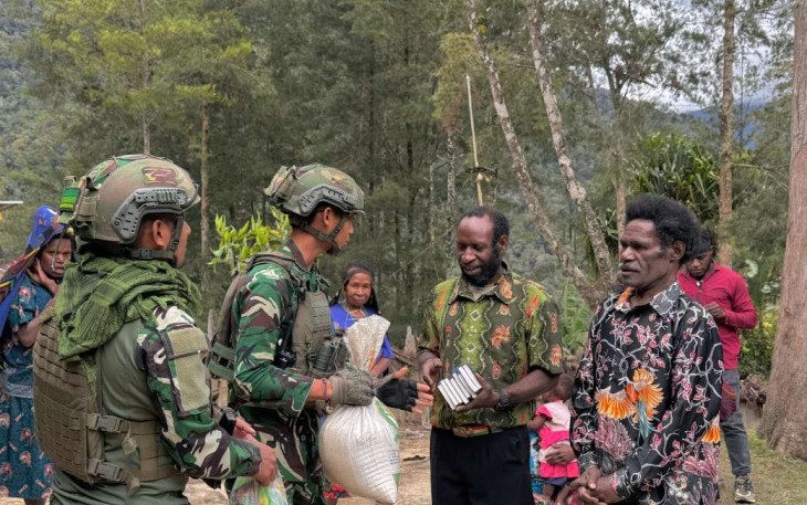 Suasana Pos TNI bagikan sargal