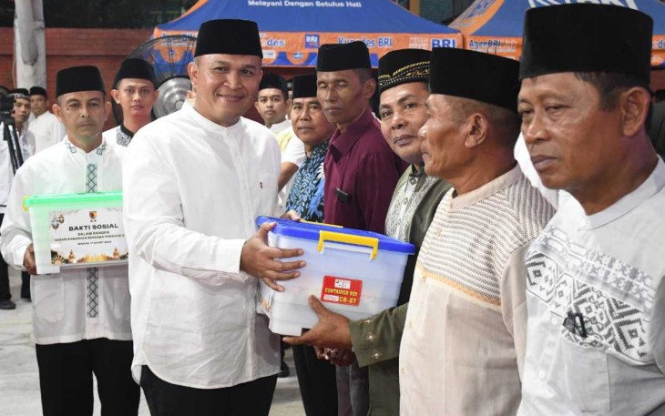 Pangdam V Brawijaya Mayjen TNI Rudi Saladin memberikan paket sembako, Senin (17/3)