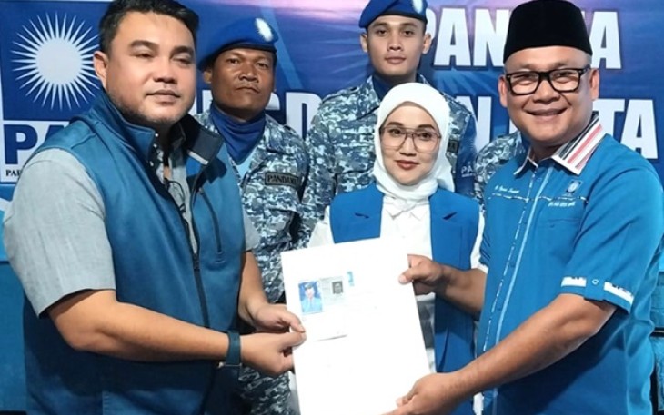 Igun Sumarno menyerahkan formulir pendaftaran calon Ketua DPD PAN Kota Depok, Senin (17/3)