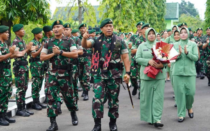 Pangdivif 2 Kostrad Mayjen TNI Susilo mengunjungi prajuritnya di Yonkav 8/NSW, Pasuruan, Senin (17/3)