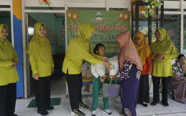 Ketua Persit KCK Cab XIX Kodim Ngawi, Ny Intan S. Wibowo memberikan sembako berkah ramadan, Rabu (19/3)