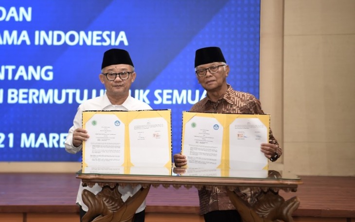 Mendikdasmen Abdul Mu'ti bersama Ketum MUI M. Anwar Iskandar saat mendatangani MoU di Jakarta, Jum'at (21/3)