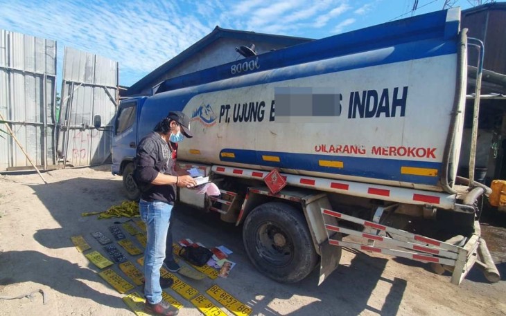 Ilustrasi truck BBM solar