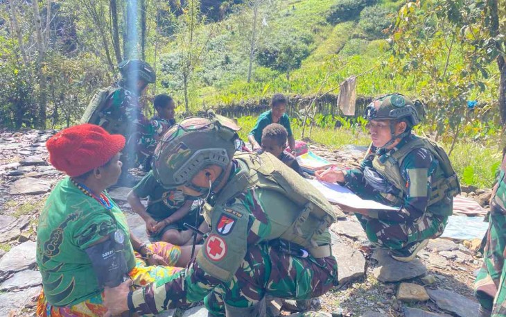 Personel kesehatan satgas memberikan Yankes masyarakat 