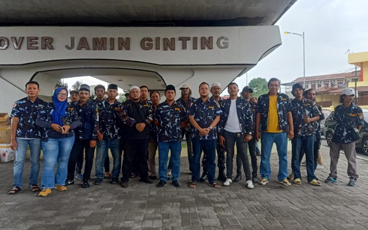 AMPI Medan Johor Bersama DPD AMPI Kota Medan Berbagi Takjil kepada Masyarakat yang Melintas di Simpang Pos.