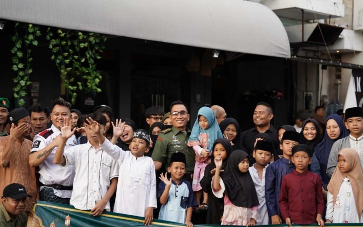 Kapendam IX/Udayana Kolonel Inf Agung Udayana foto bersama dengan elemen masyarakat dalam berbagi takjil gratis, Minggu (23/3)