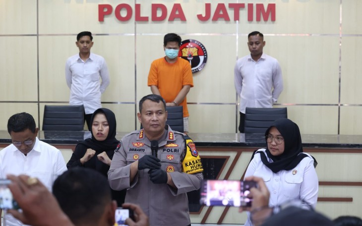 Kabid Humas Polda Jatim Kombes Dirmanto saat memberikan keterangan pers 