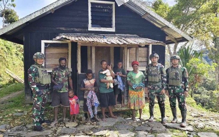 Satgas Yonif 700/WYC bagikan pakaian anak 