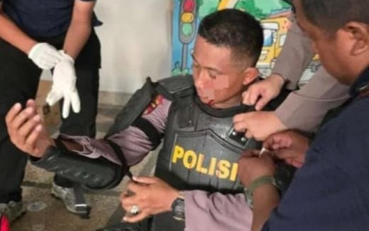 Anggota Polrestabes Surabaya mendapatkan perawatan 