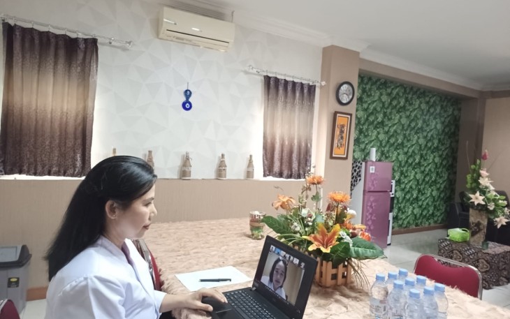 Kakanwil Kementerian HAM Sumut Flora Nainggolan Saat Mengikuti Kegiatan Secara Virtual.