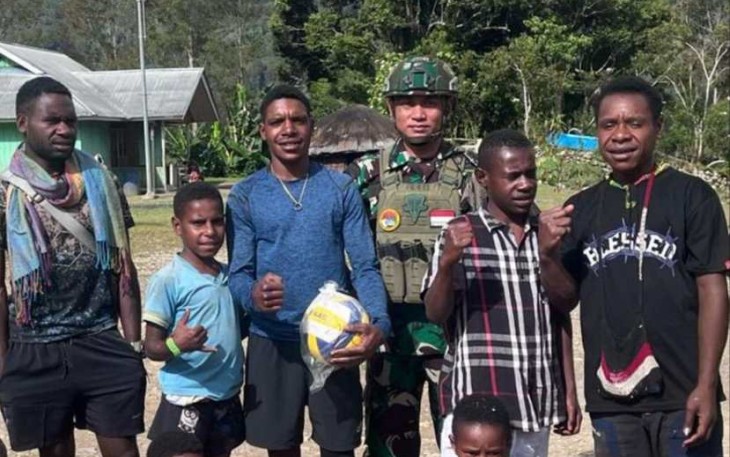 Berikan sarana olahraga di kampung Gigobak, Sinak