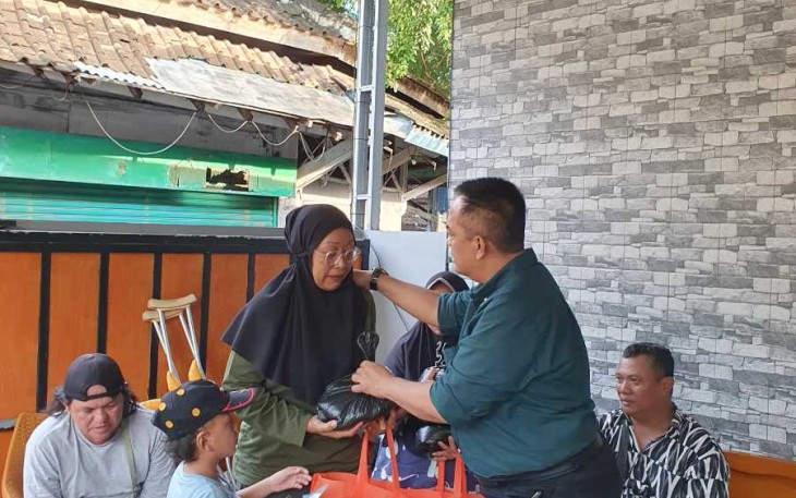 Kusumo Putro Law Firm BRM saat memberikan sembako, Selasa (25/3)