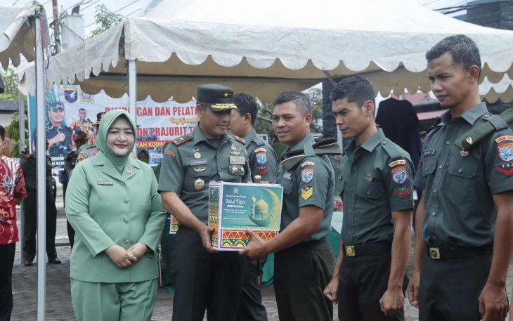 Danrem 121/Abw Brigjen TNI Purnomosidi saat memberikan bingkisan lebaran 