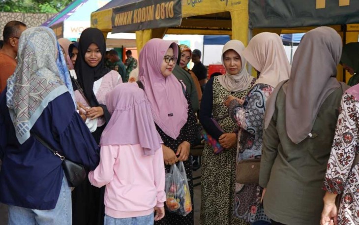 Suasana bazar murah TNI di Korem 081/DSJ, Rabu (26/3)