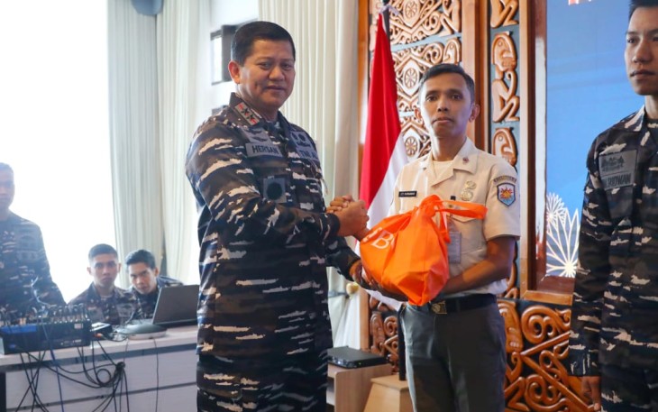 Pangkoarmada III Laksda TNI Hersan memberikan bingkisan lebaran 