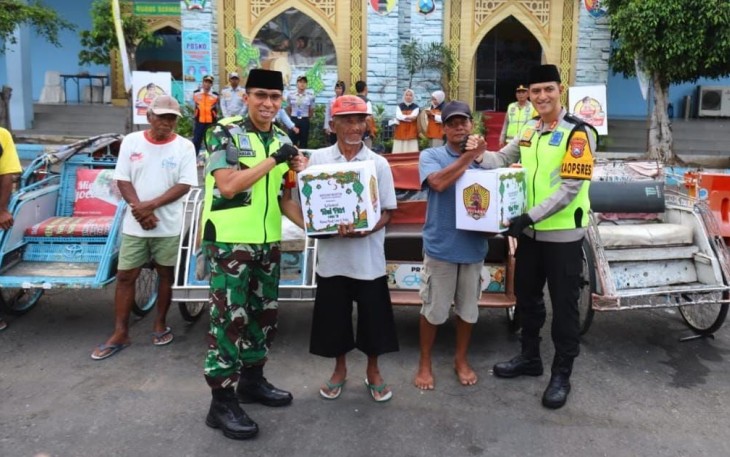 Dandim 0804/Magetan Letkol Inf Hasan Dasuki memberikan bingkisan lebaran 