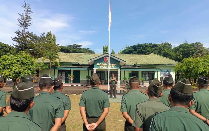 Kasdim 0801/Pacitan Mayor Inf Muhajir saat melepas cuti gelombang pertama