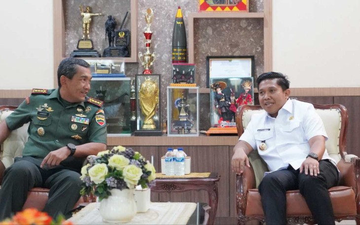 Danrem 023/KS Kolonel Inf Jansen P Nainggolan bersama Walikota Sibolga, Kamis (27/3)