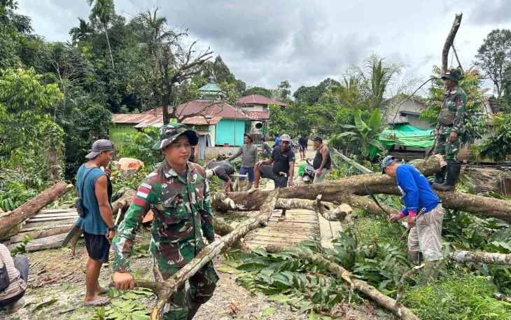 Tebang pohon bersama warga perbatasan 