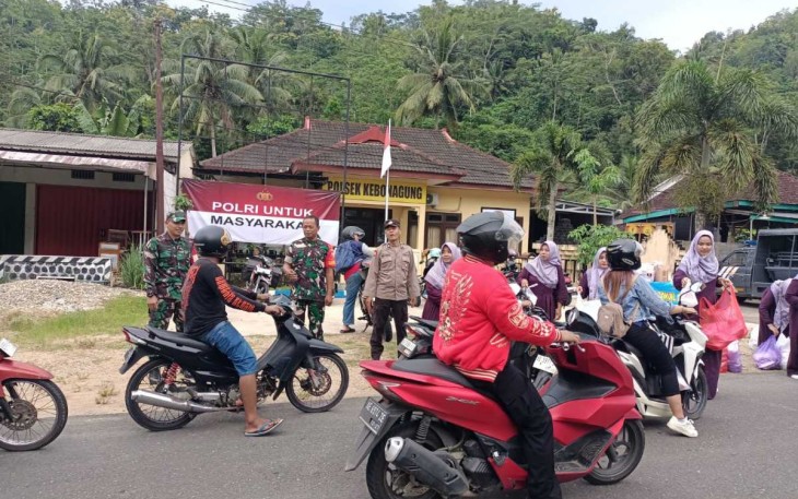 Bagikan takjil pengendara motor 