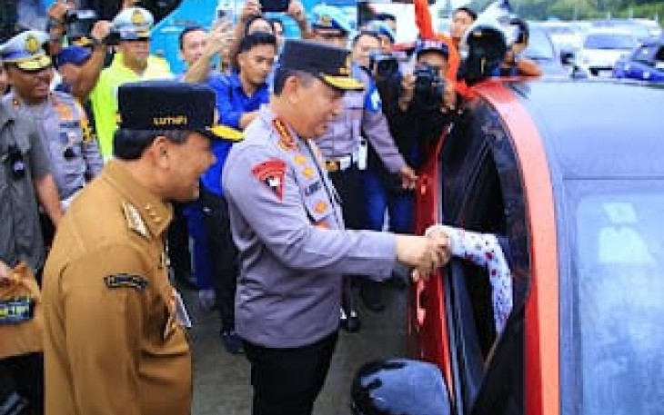 Kapolri Jenderal Listyo Sigit Prabowo menyapa pemudik di tol Kalikangkung, Jum'at (28/3)