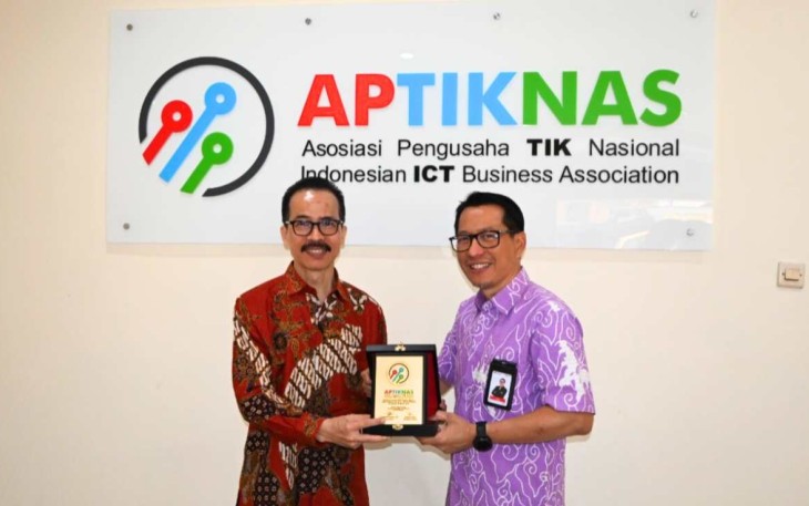 Ketum APTIKNAS Ir Soegiharto Santoso menerima cenderamata 