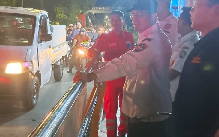 Ketua Pokdarkamtibmas Kota Depok Imam Musanto saat pantau lalu lintas malam takbir di Pospam Secawan, Depok, Minggu (30/3)
