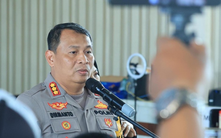 Kabid Humas Polda Jatim Kombes Dirmanto saat memberikan keterangan pers 