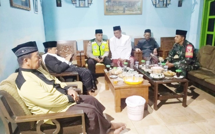 Lebaran Idul Fitri Anggota TNI-Polri di Ponorogo Halal Bi Halal ke Rumah Warga 