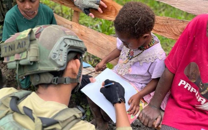 Edukasi anak-anak Papua dengan menggambar 