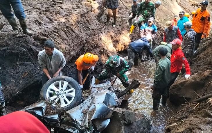 Personel TNI Bantu Evaluasi Korban Longsor 