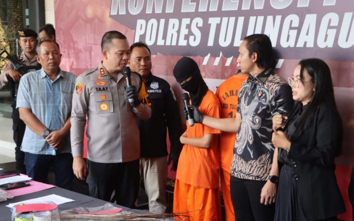 Kapolres Tulungagung AKBP Muhammad Taat Resdi saat konferensi pers, Jum'at (4/4)