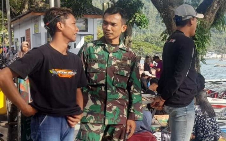 Sertu Gunaris berdialog dengan pengunjung di telaga Ngebel