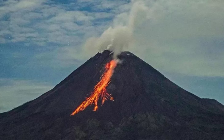 Guguran lava Gunung Merapi di Yogyakarta, Senin (7/4)