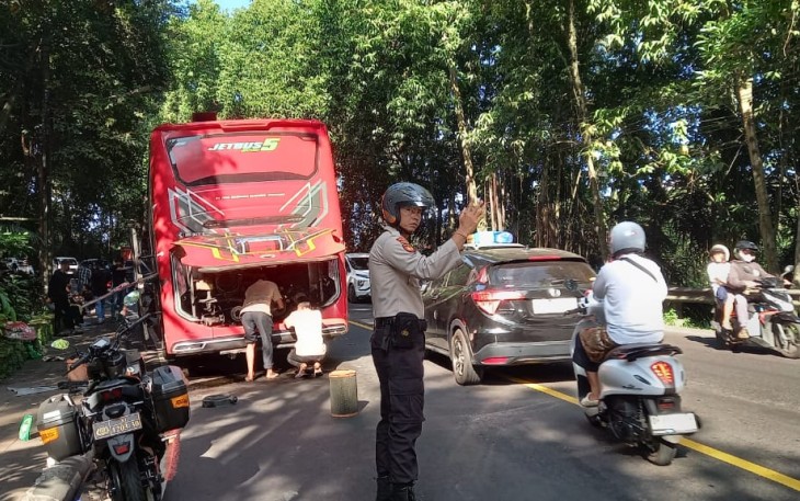 Pos Terpadu Adipura Tabanan Sigap Bantu Bus Mogok Arus Lalu Lintas Kembali Lancar